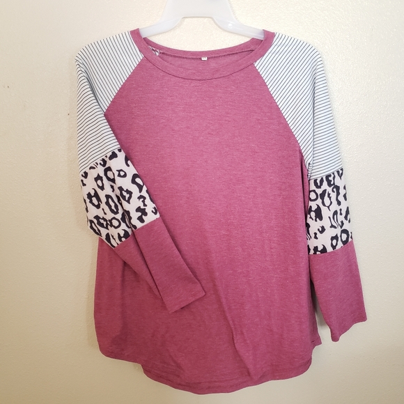 Unbranded Tops - Color block leopard top